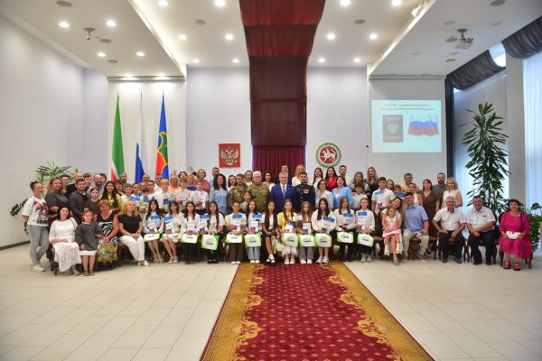 Наиль Магдеев вручил первые паспорта юным челнинцам Наиль Магдеев вручил первые паспорта юным челнинцам