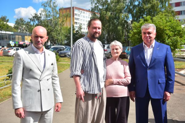 Мурал про семью украсил многоэтажку в Набережных Челнах 