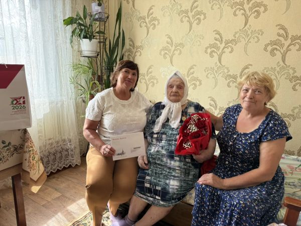 Ветеран Мария Серягина принимает поздравления с 102-летием Ветеран Мария Серягина принимает поздравления с 102-летием