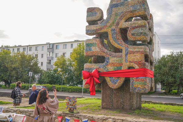 В Набережных Челнах после реставрации открыли скульптуру «Метеорит» В Набережных Челнах после реставрации открыли скульптуру «Метеорит»