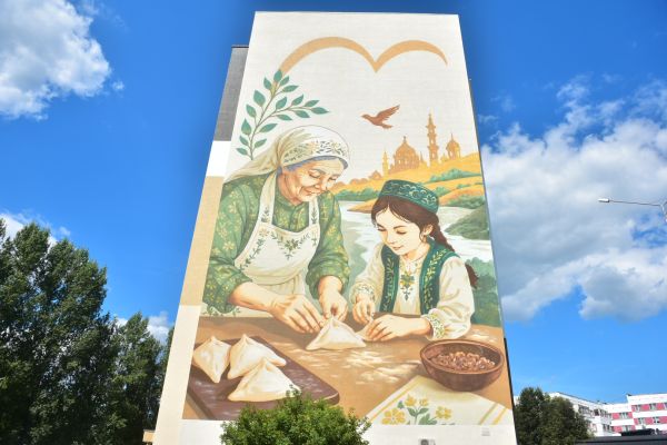 Мурал про семью украсил многоэтажку в Набережных Челнах 