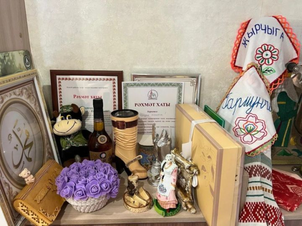 Конфеты, чай, серьги: коллекция певицы Челнов в домашнем музее Конфеты, чай, серьги: коллекция певицы Челнов в домашнем музее