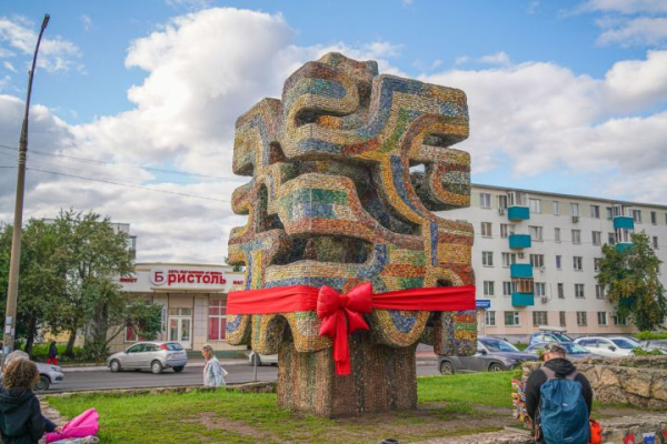 В Набережных Челнах после реставрации открыли скульптуру «Метеорит» В Набережных Челнах после реставрации открыли скульптуру «Метеорит»
