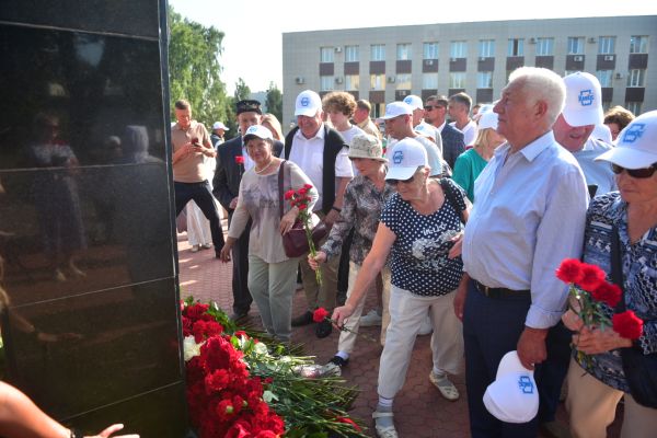 День строителя-2026 начинается с возложения цветов к памятнику Евгению Батенчуку День строителя-2026 начинается с возложения цветов к памятнику Евгению Батенчуку