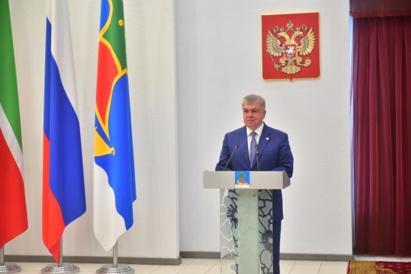Наиль Магдеев вручил первые паспорта юным челнинцам Наиль Магдеев вручил первые паспорта юным челнинцам