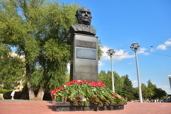 День строителя-2026 начинается с возложения цветов к памятнику Евгению Батенчуку День строителя-2026 начинается с возложения цветов к памятнику Евгению Батенчуку