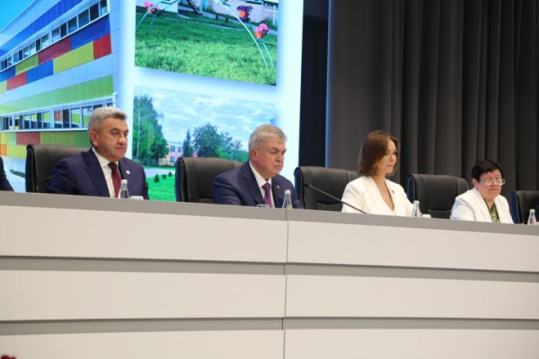 Министр образования Хадиуллин на педконференции призвал говорить по-русски Министр образования Хадиуллин на педконференции призвал говорить по-русски