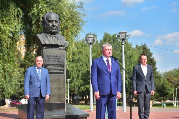 День строителя-2026 начинается с возложения цветов к памятнику Евгению Батенчуку День строителя-2026 начинается с возложения цветов к памятнику Евгению Батенчуку