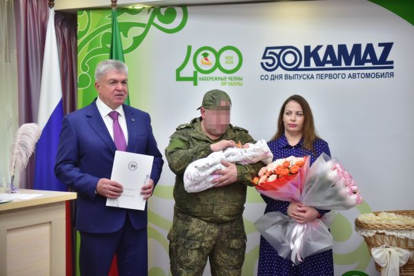Наиль Магдеев встретил новорожденного в семье военнослужащего с подарками Наиль Магдеев встретил новорожденного в семье военнослужащего с подарками