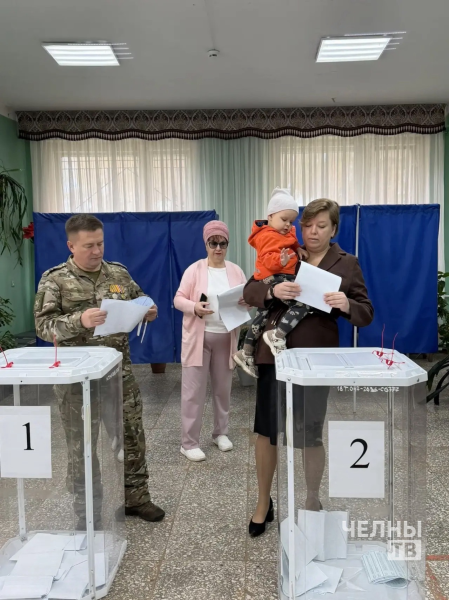 Боец с позывным Бамель пришел на выборы вместе с семьей Боец с позывным Бамель пришел на выборы вместе с семьей