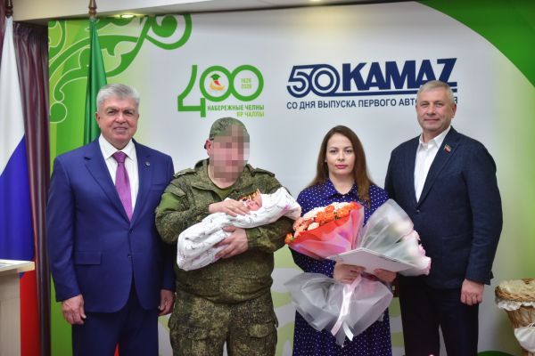 Наиль Магдеев встретил новорожденного в семье военнослужащего с подарками Наиль Магдеев встретил новорожденного в семье военнослужащего с подарками