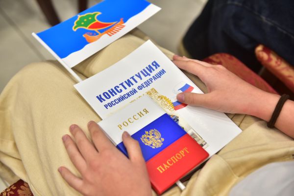 Наиль Магдеев вручил юным челнинцам первые паспорта Наиль Магдеев вручил юным челнинцам первые паспорта