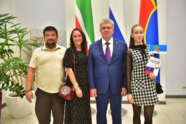 Наиль Магдеев вручил юным челнинцам первые паспорта Наиль Магдеев вручил юным челнинцам первые паспорта