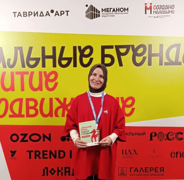 Педагог из Челнов разработала пропись для левшей и получила за это 100 тысяч Педагог из Челнов разработала пропись для левшей и получила за это 100 тысяч