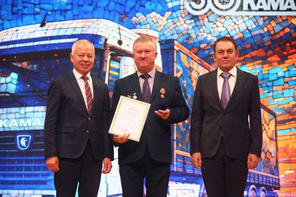 Фарид Салахов поздравил коллектив ПАО «КАМАЗ» с Днем машиностроителя Фарид Салахов поздравил коллектив ПАО «КАМАЗ» с Днем машиностроителя