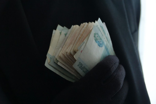 Учительница музыки в Челнах отдала через курьера 2,5 миллиона мошенникам Учительница музыки в Челнах отдала через курьера 2,5 миллиона мошенникам