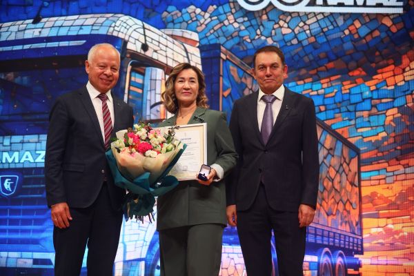 Фарид Салахов поздравил коллектив ПАО «КАМАЗ» с Днем машиностроителя Фарид Салахов поздравил коллектив ПАО «КАМАЗ» с Днем машиностроителя