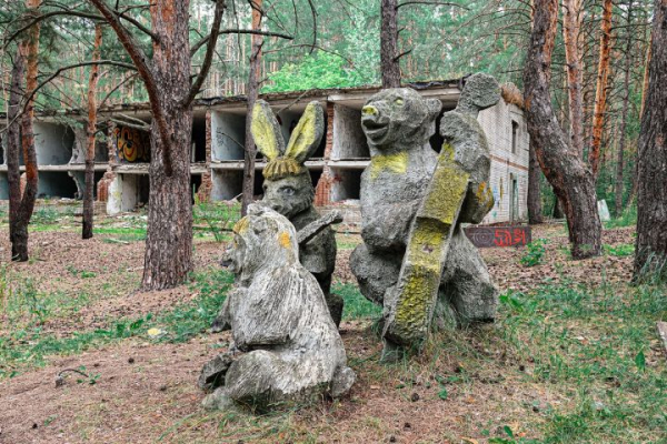 Юрист: законно ли вывозить скульптуры лагеря &laquo;Золотая горка&raquo; в другой регион