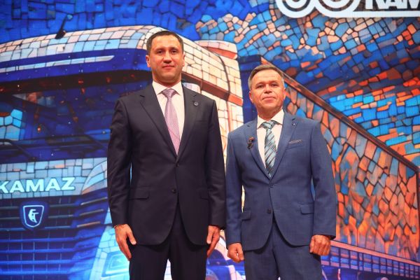 Фарид Салахов поздравил коллектив ПАО «КАМАЗ» с Днем машиностроителя Фарид Салахов поздравил коллектив ПАО «КАМАЗ» с Днем машиностроителя