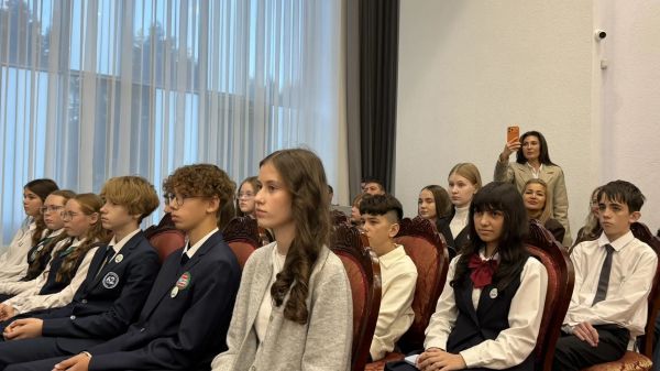 Фарид Салахов вручил первые паспорта юным челнинцам 