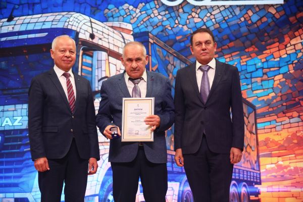 Фарид Салахов поздравил коллектив ПАО «КАМАЗ» с Днем машиностроителя Фарид Салахов поздравил коллектив ПАО «КАМАЗ» с Днем машиностроителя