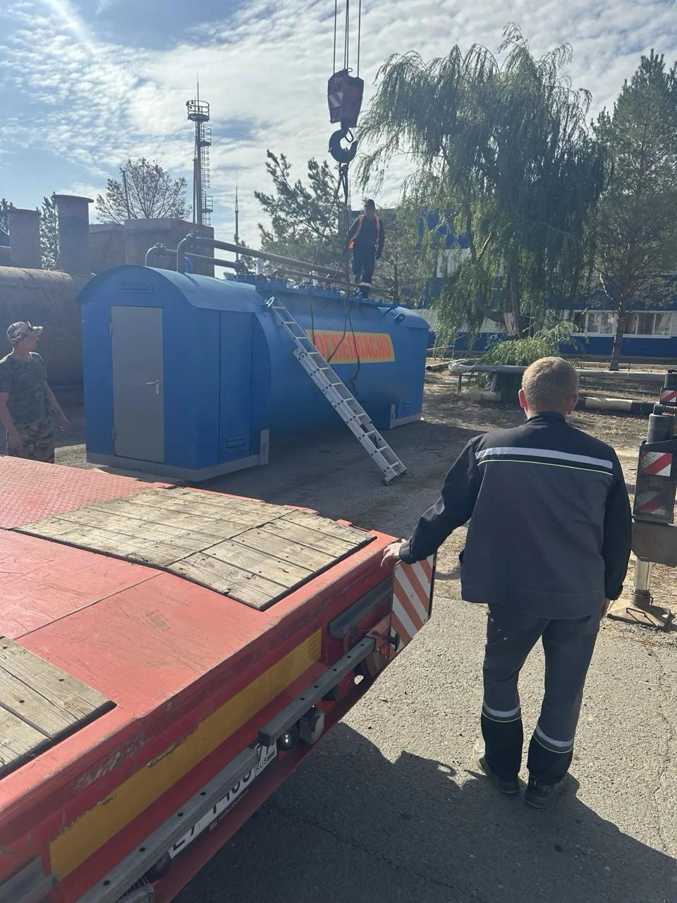 Подготовка резервуара КАЗС к строповке на производственной площадке